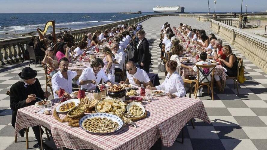 Cacciucco, torta e vini locali: il pranzo sulla Terrazza a Livorno trasmesso in Rai, ospite Carlo Conti