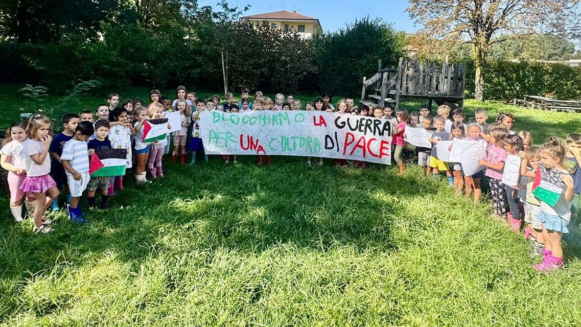 I bambini della scuola Arcobaleno alla Gazzetta: «Aiutateci a dire: basta guerra»