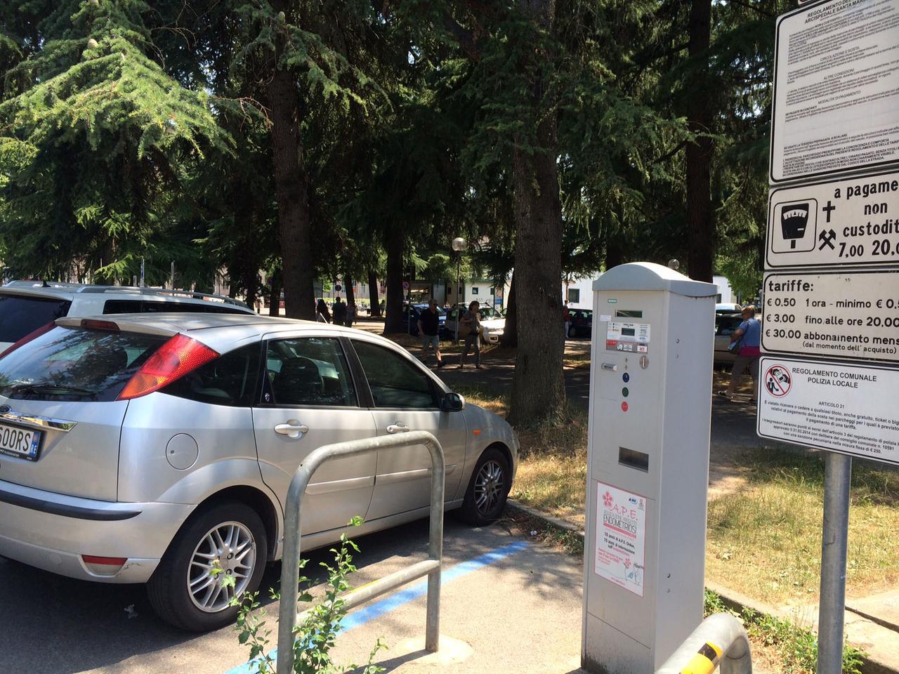 Ospedale, dipendenti sul piede di guerra: «Parcheggi gratuiti o abbonamenti calmierati». Oggi il presidio