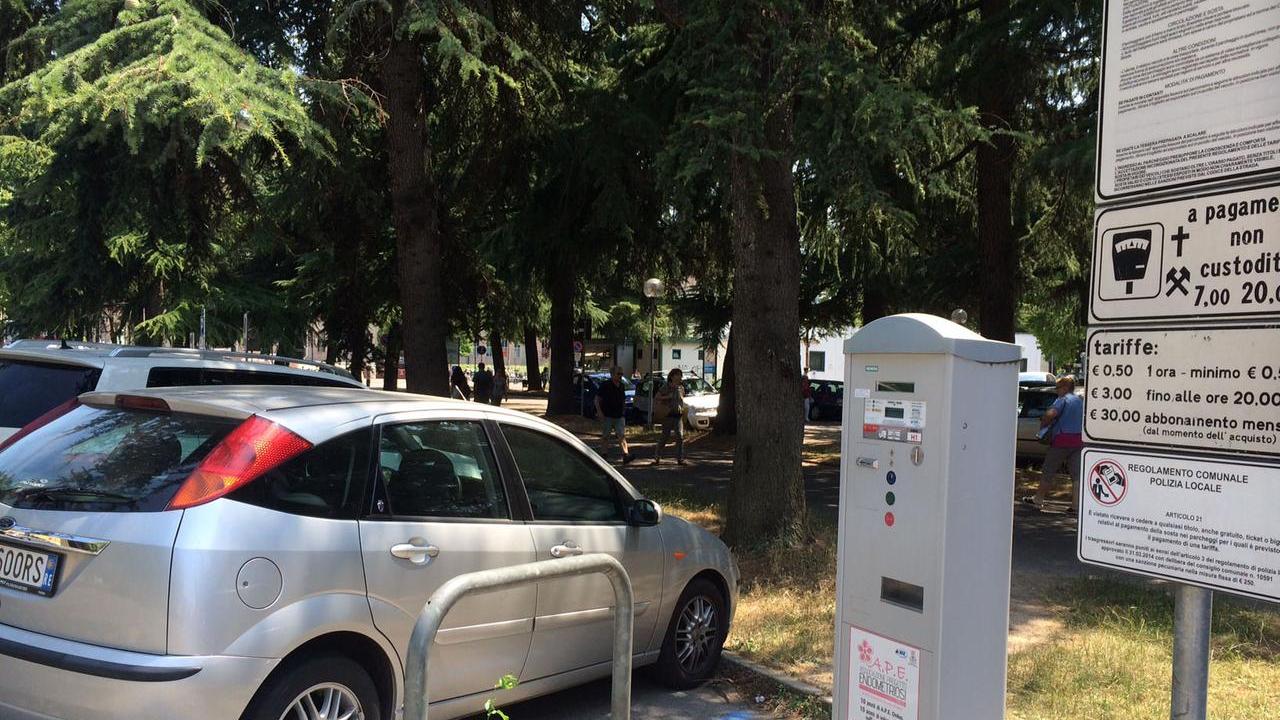 Ospedale, dipendenti sul piede di guerra: «Parcheggi gratuiti o abbonamenti calmierati». Oggi il presidio