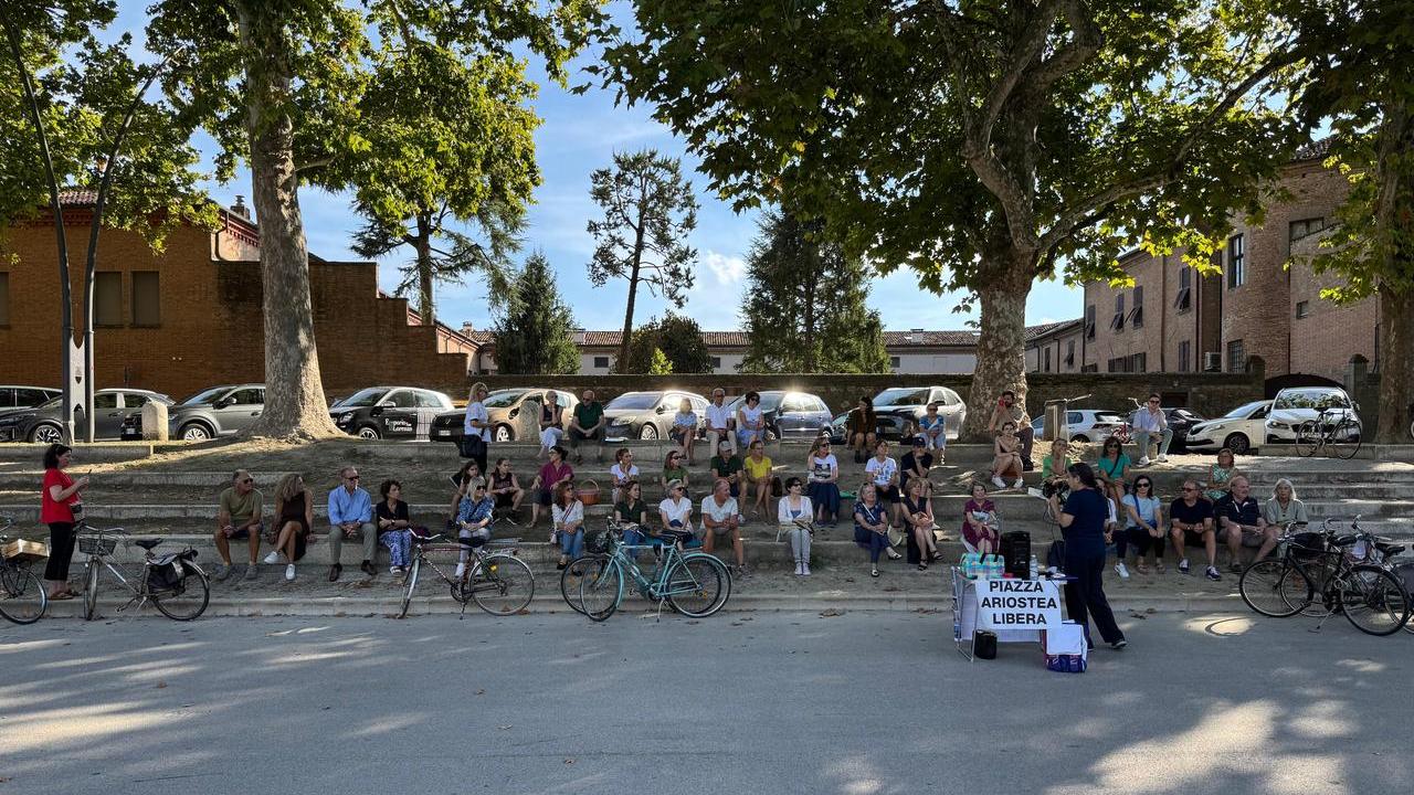 Ferrara, piazza Ariostea ribolle ancora: «Noi derisi, ora le vie legali»