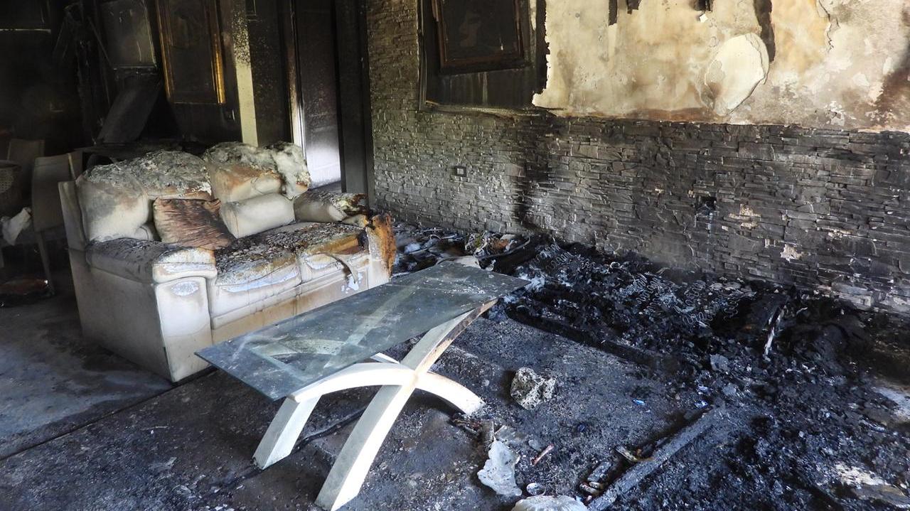 L’imprenditore: «So chi ha bruciato la mia casa e sono salvo per un caso»