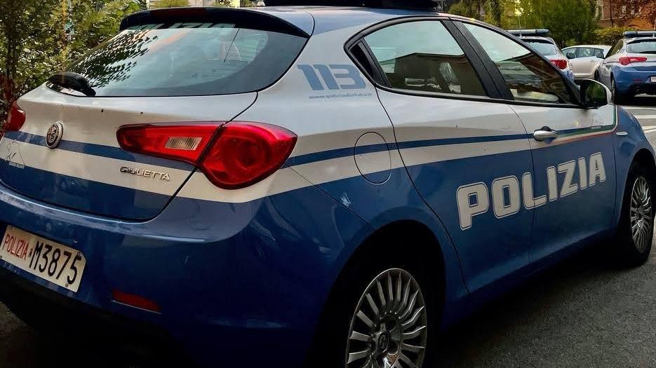 Lite in via Bainsizza, prima accoltella un uomo e poi cerca di aggredire gli agenti: denunciato un 33enne