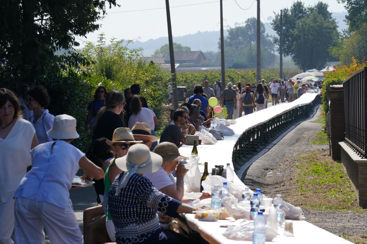 Una tavolata da “Guinness world records” lunga quasi 2,7 chilometri: è festa per gli Amici dell’Aia
