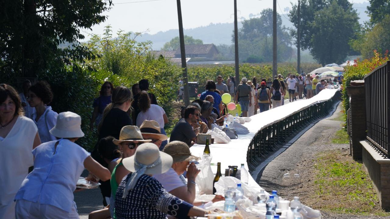 Una tavolata da “Guinness world records” lunga quasi 2,7 chilometri: è festa per gli Amici dell’Aia