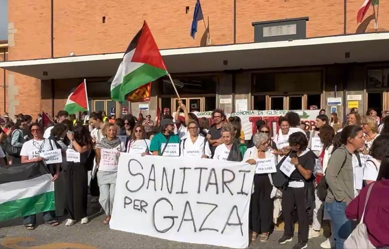 Ferrara in strada per Gaza, un migliaio di manifestanti per le vie della città