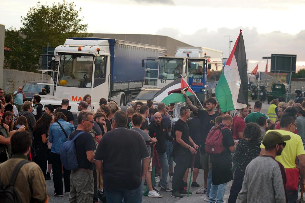 
	La protesta in porto (foto Stick)

