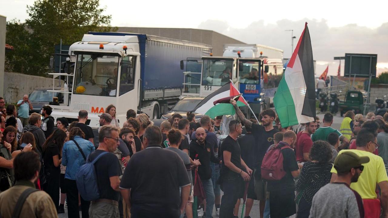La protesta in porto (foto Stick)