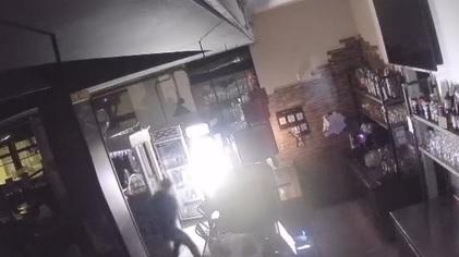 L’intruso ripreso dalle telecamere di videosorveglianza della Ghiottopizza