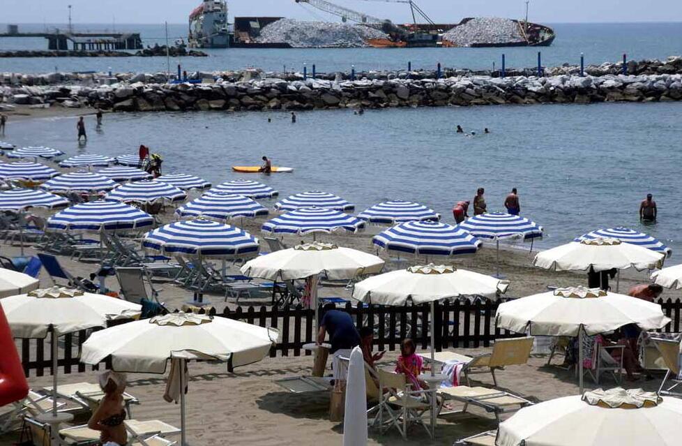 
	La spiaggia di Marina di Massa&nbsp;con in fondo la nave arenata

