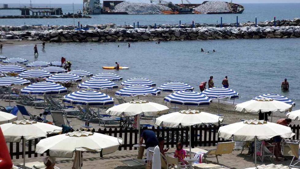 La spiaggia di Marina di Massa con in fondo la nave arenata