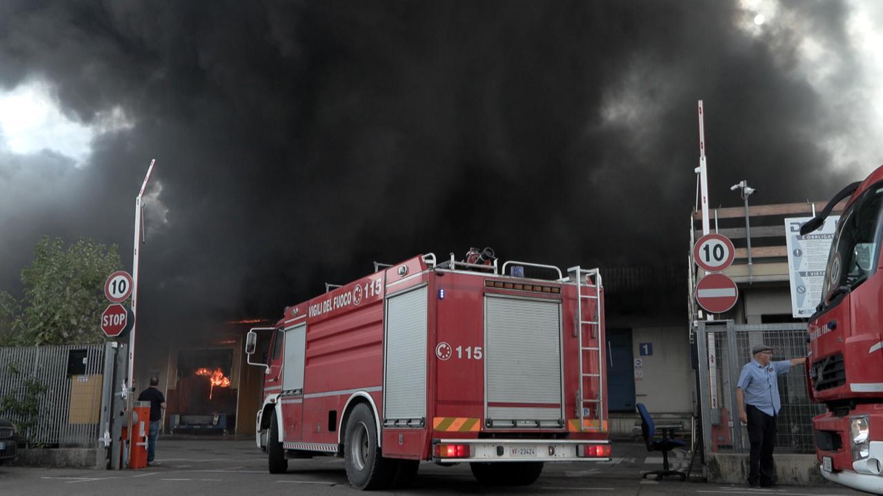 L'incendio alla Dsv di via Brigatti