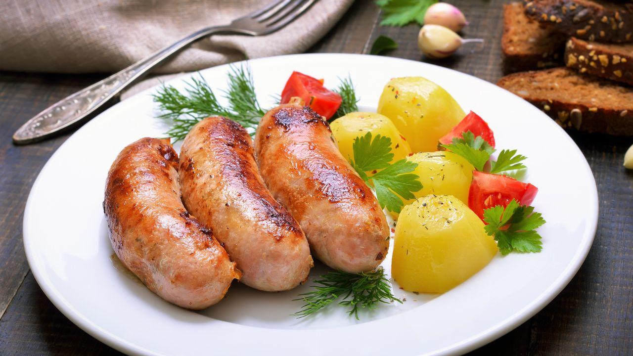 
	La cena a base di salsicce e patate&nbsp;

