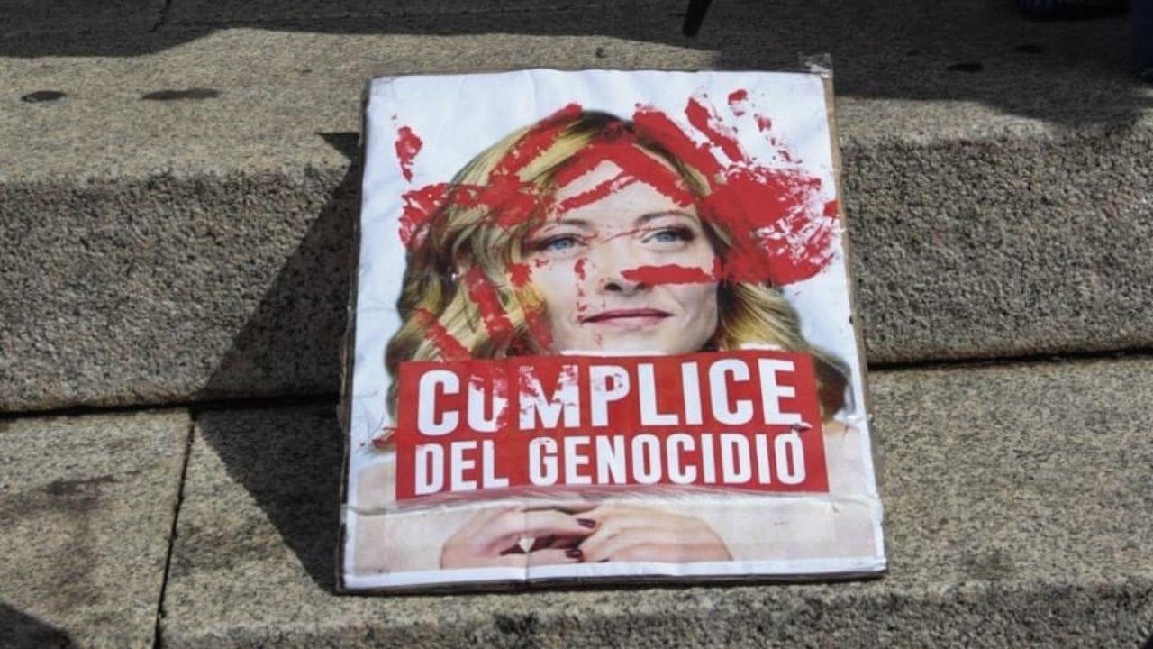Al corteo pro Palestina di Sassari la foto della Meloni “insanguinata”, le proteste di FdI: «Atto vergognoso»