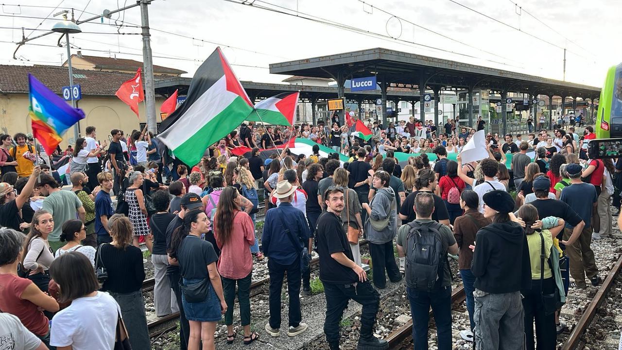 
	La manifestazione alla stazione di Lucca

