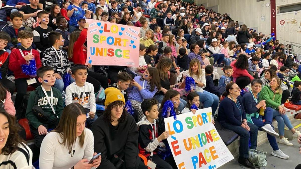 Gli studenti alle partite della Dinamo con “Il Basket in Classe”