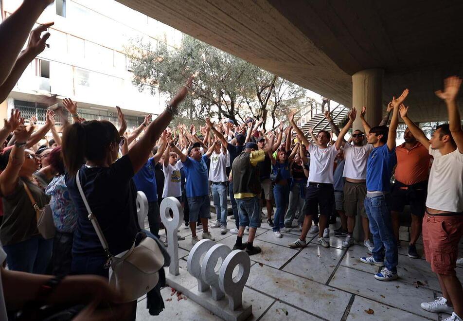 Tanti tifosi in piazza Due Giugno