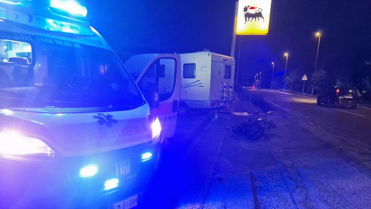 Livorno, scontro camper-motorino in via Mondolfi: grave un uomo