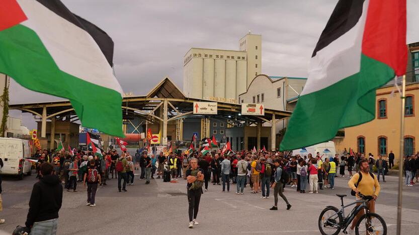 L'ingresso dei manifestanti al varco Valessini per arrivare al molo Italia (foto Stick)