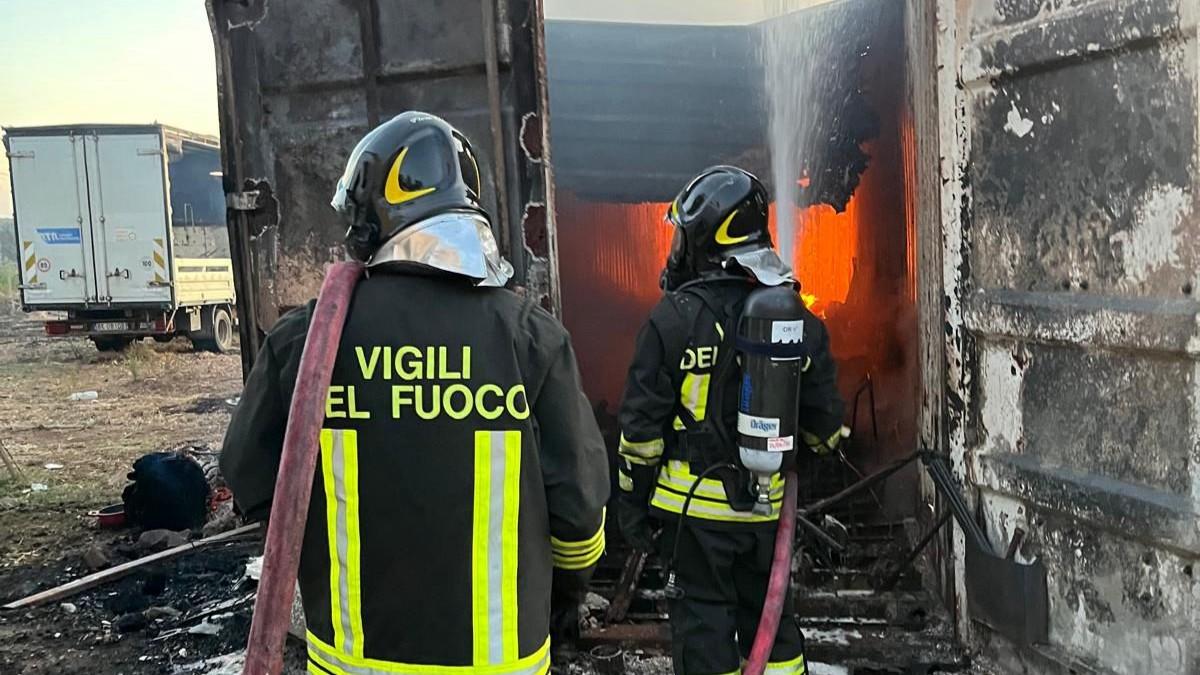 Incendi nel Nuorese, giornata ad alta tensione: vento e fiamme in diverse località