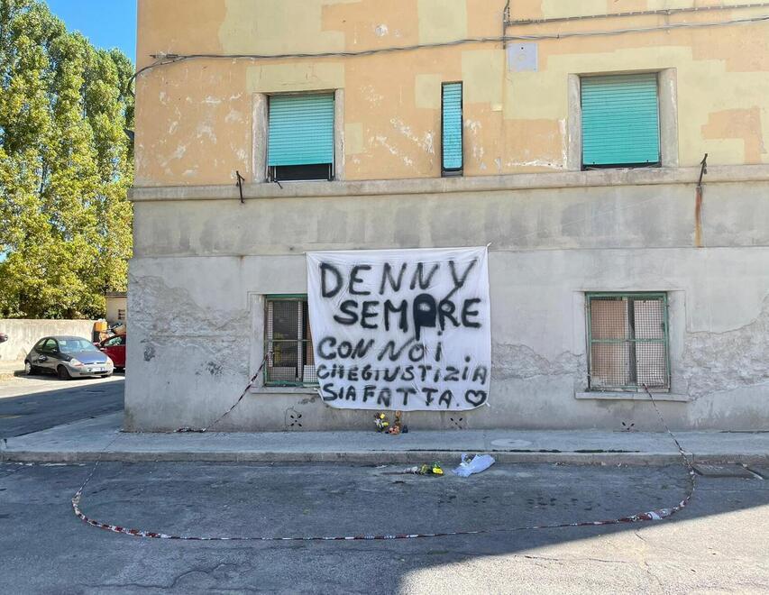 Lo striscione per Denny Magina
