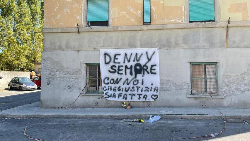 Lo striscione per Denny Magina