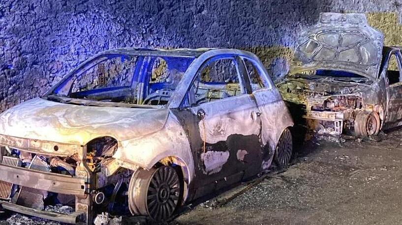 Le auto in fiamme