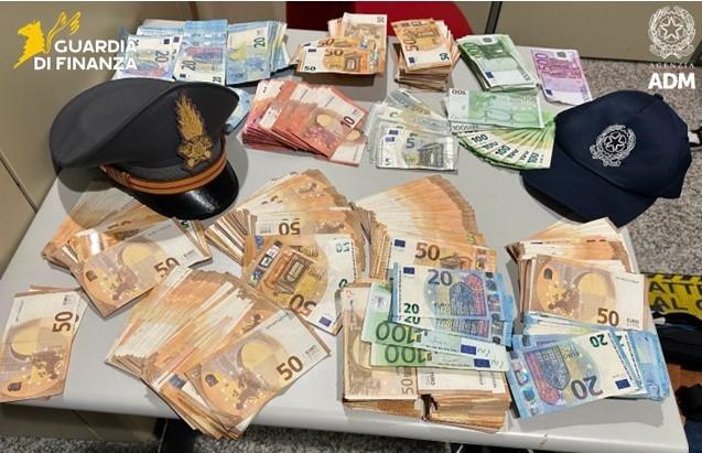 Nel bagaglio a mano oltre 60mila euro in contanti: bloccato prima di volare in Spagna
