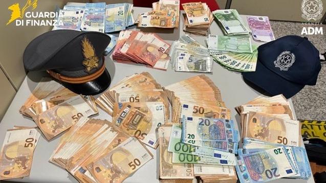 Nel bagaglio a mano oltre 60mila euro in contanti: bloccato prima di volare in Spagna