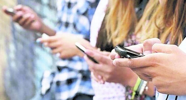 Chat proibita con l’alunna nell’Alto Ferrarese, il risarcimento non basta