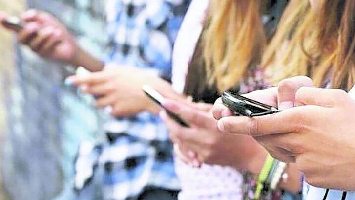 Chat proibita con l’alunna nell’Alto Ferrarese, il risarcimento non basta