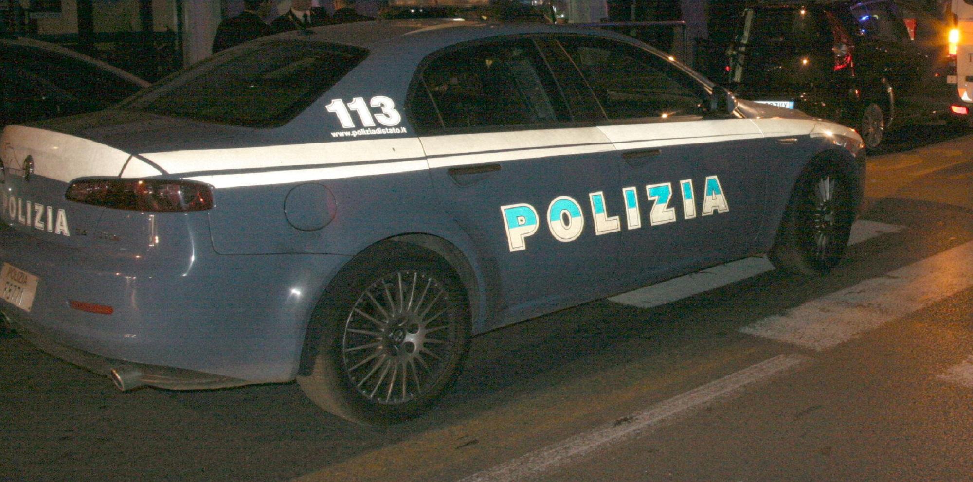 Una volante della polizia di Stato (foto d'archivio)