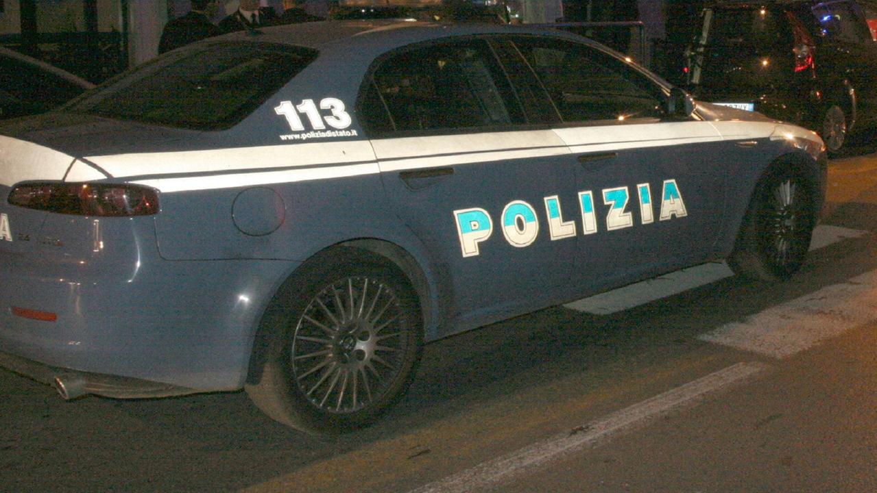 Una volante della polizia di Stato (foto d'archivio)