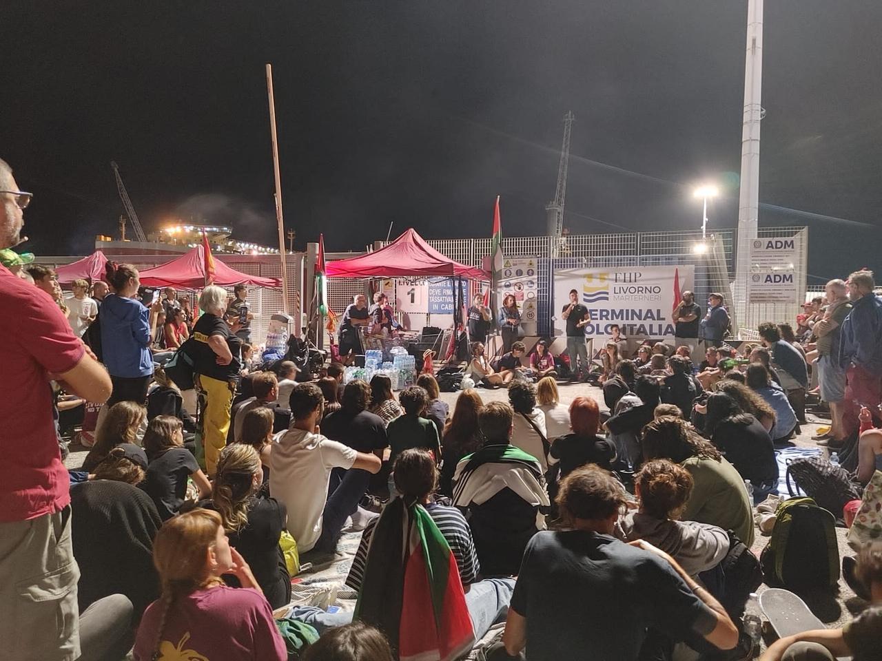 
	Il presidio notturno al molo Italia&nbsp;

