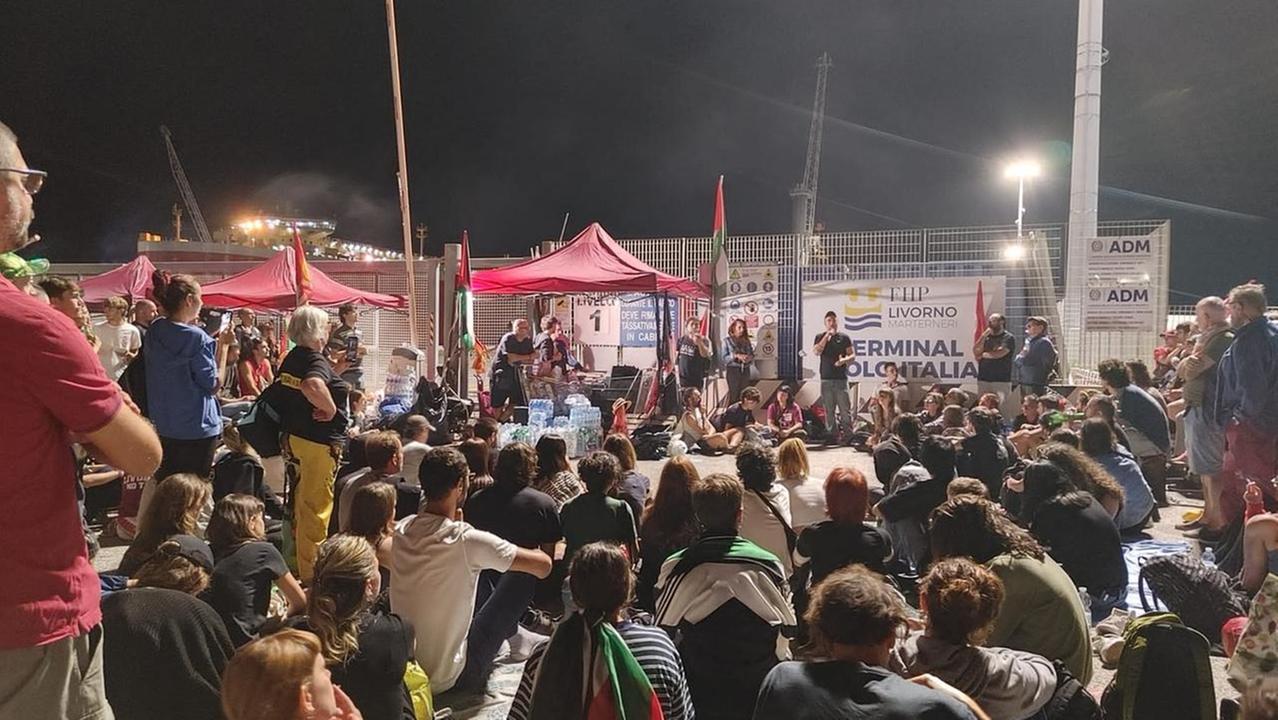 Il presidio notturno al molo Italia 