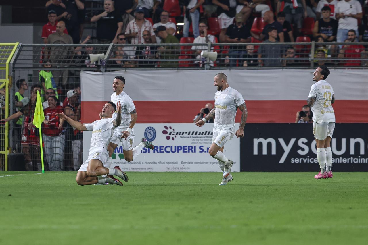 
	L'esultanza del Modena dopo il gol di Tonoli a Mantova

