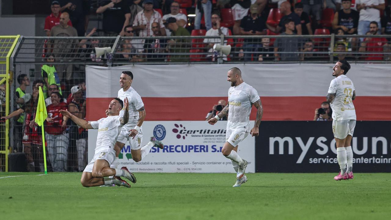 L'esultanza del Modena dopo il gol di Tonoli a Mantova