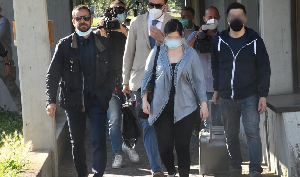 
	L'insegnante col marito e gli avvocati all'ingresso di una delle udienze del processo

