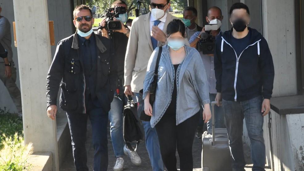 L'insegnante col marito e gli avvocati all'ingresso di una delle udienze del processo