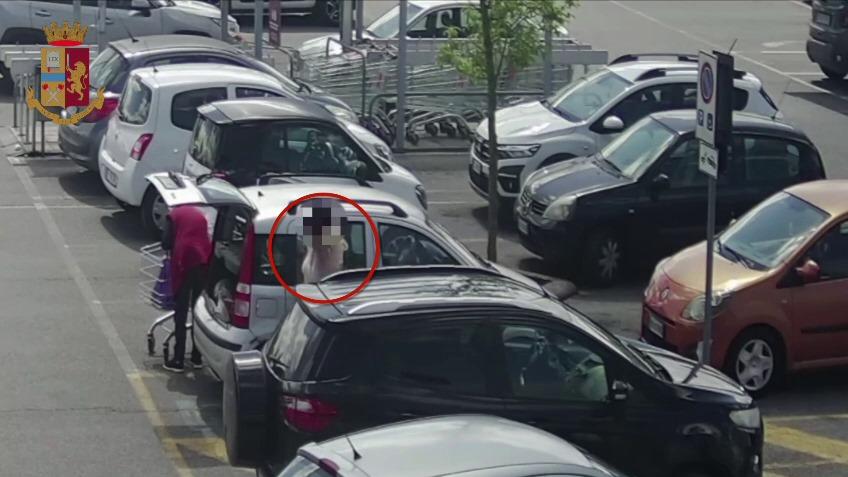 Ladro in azione nell'auto in sosta