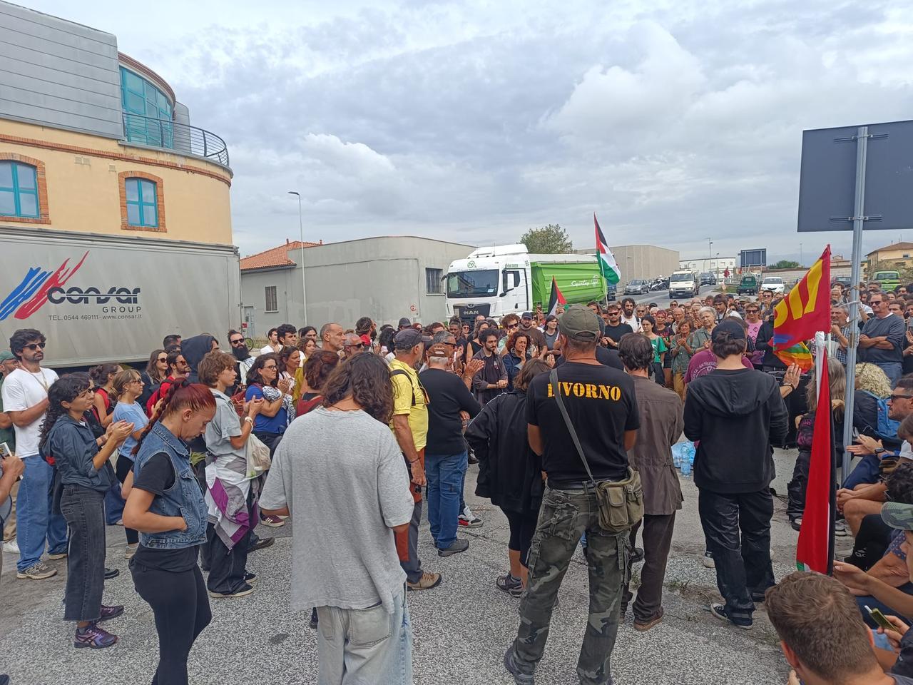 Livorno, il presidio al molo Italia continua: momenti di tensione al varco Valessini