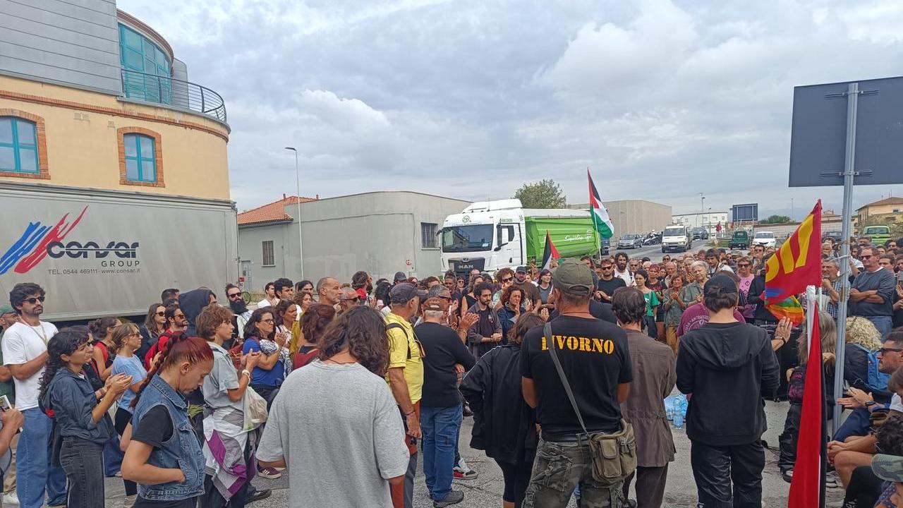 Livorno, il presidio al molo Italia continua: momenti di tensione al varco Valessini