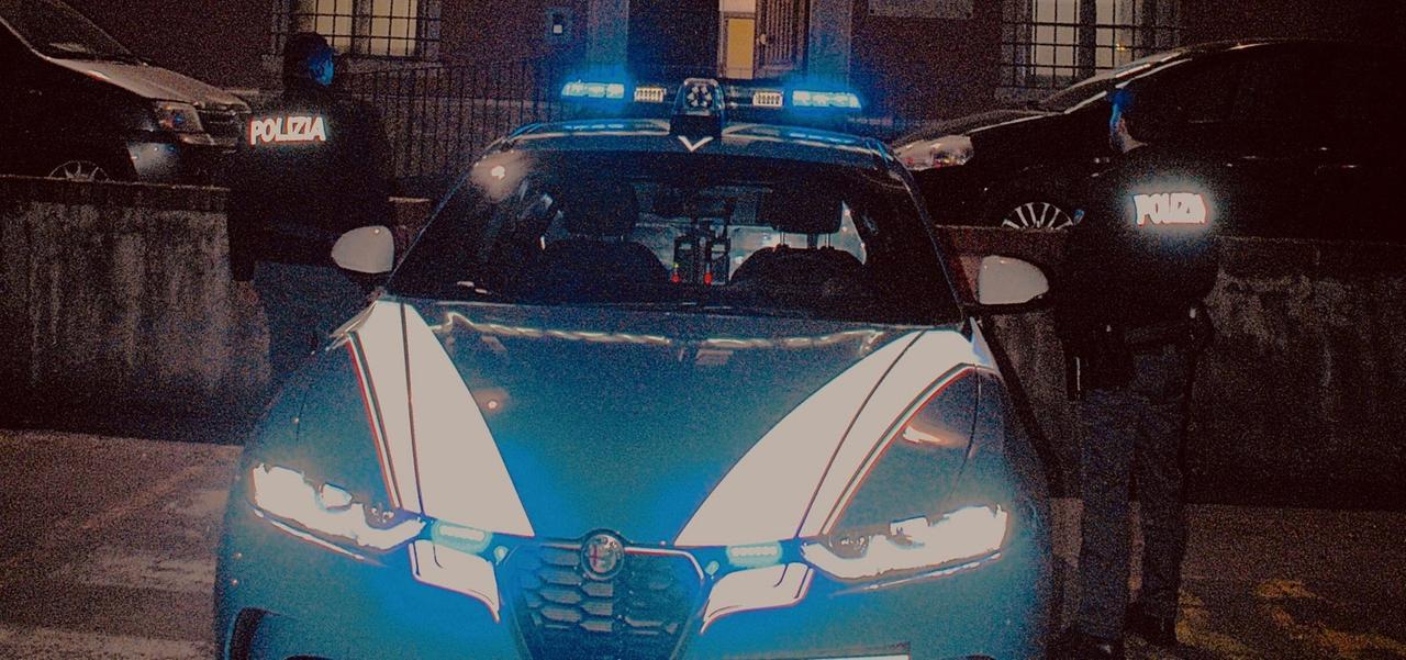 
	Due agenti su una volante della polizia (foto d'archivio)

