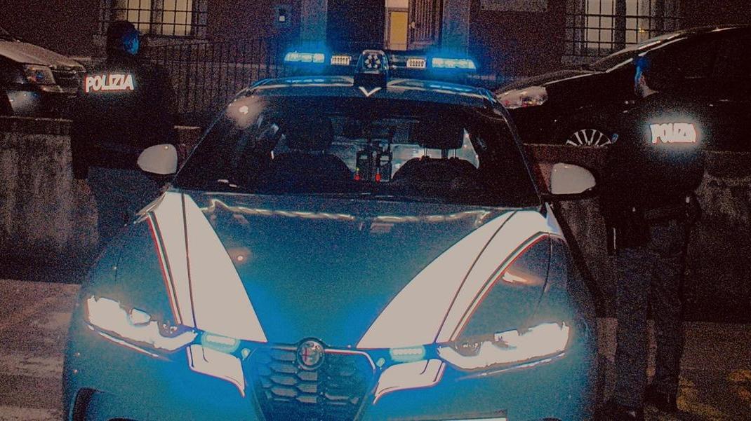 Due agenti su una volante della polizia (foto d'archivio)