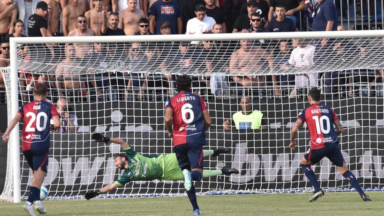 Il rigore trasformato da Gianluca Gaetano (foto di Mario Rosas)