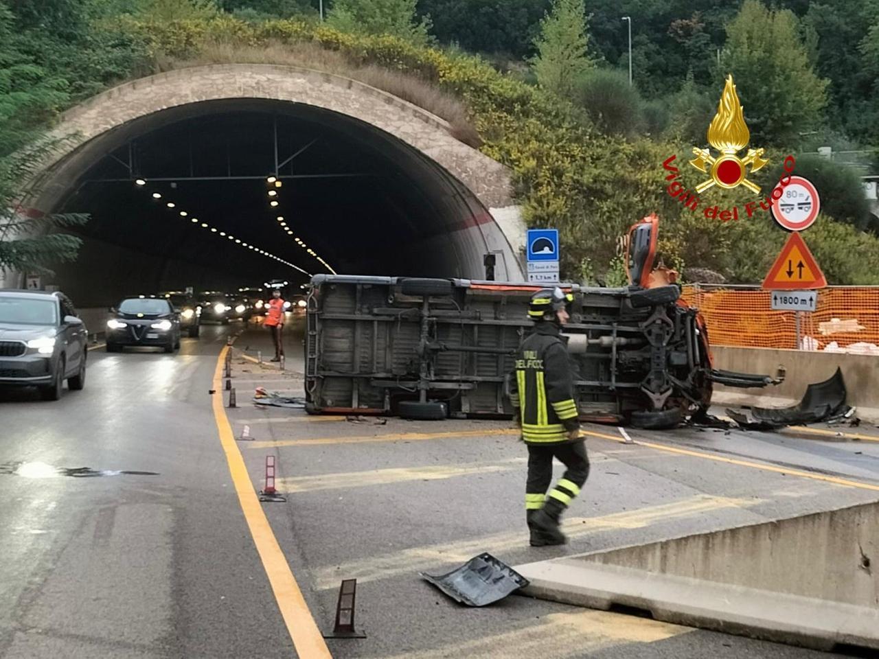 Casal di Pari, furgone sbanda all’ingresso della galleria