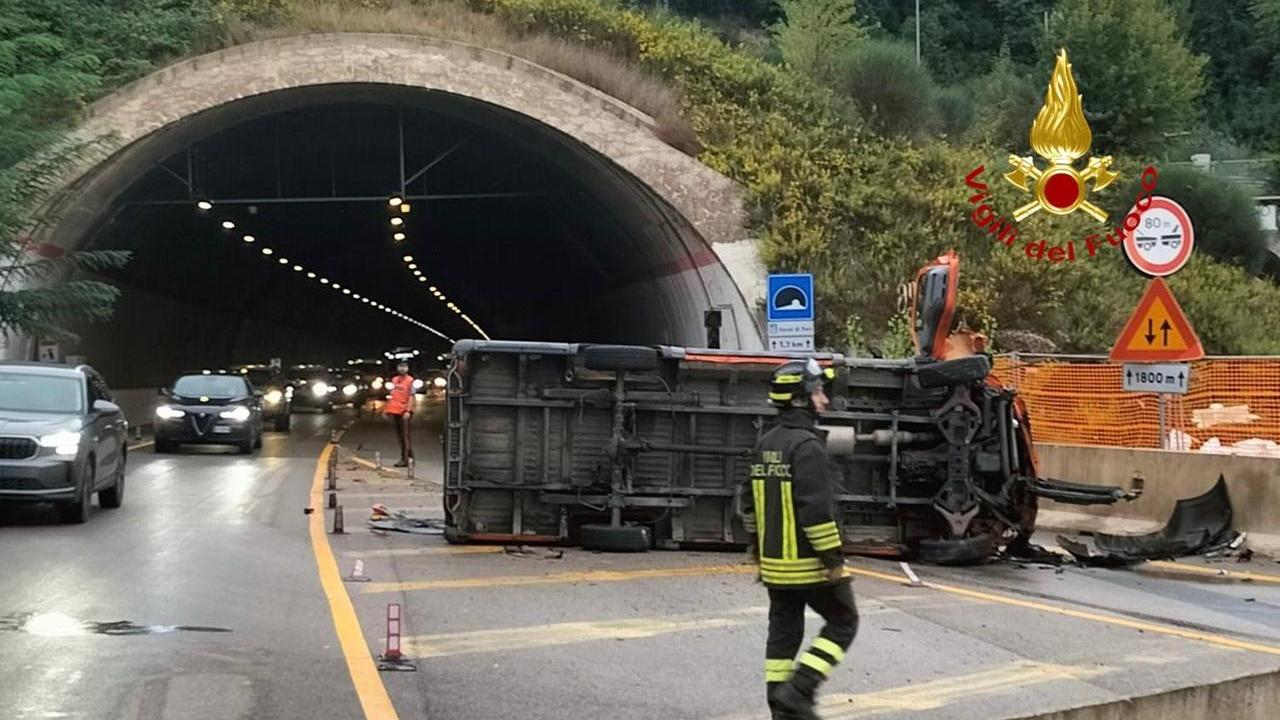 Casal di Pari, furgone sbanda all’ingresso della galleria
