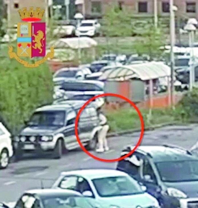 Lucca<strong>,&nbsp;</strong>furti sulle auto nei parcheggi dei supermercati: quattro nei guai<br>
