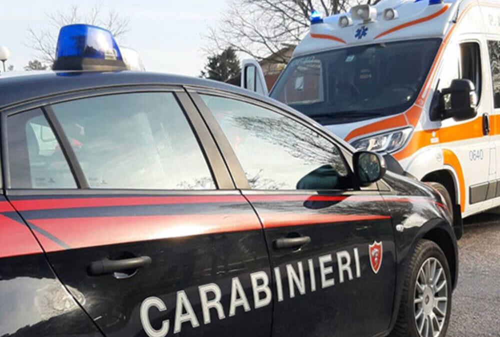 
	Un'ambulanza e una pattuglia dei carabinieri&nbsp;

