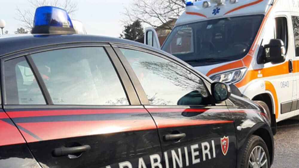 Un'ambulanza e una pattuglia dei carabinieri 